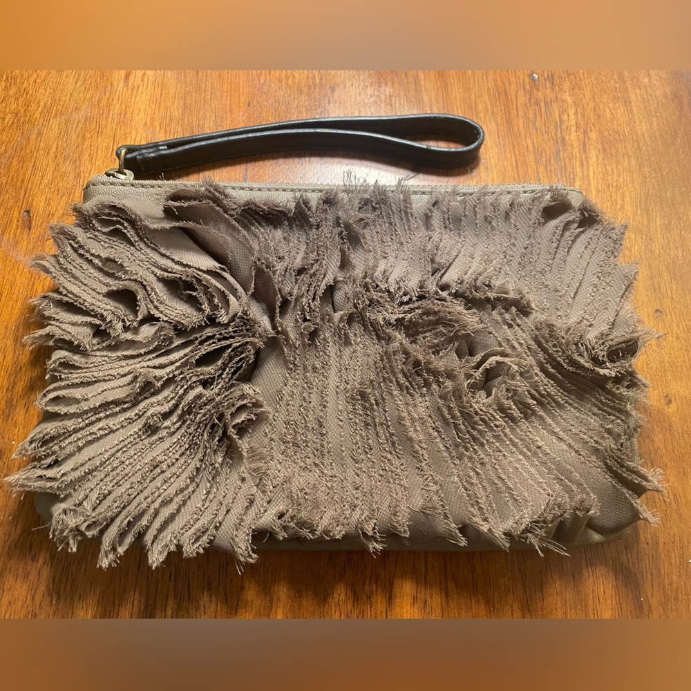 Simply Vera Fringed Fabric Wristletโ Clutch in Taupe